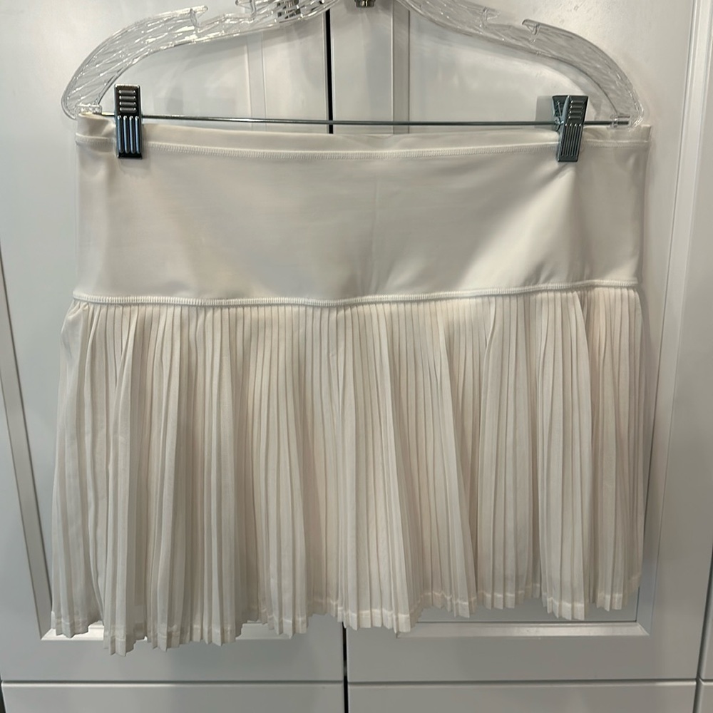 Athleta white skort. Large. Pleated mesh layers.